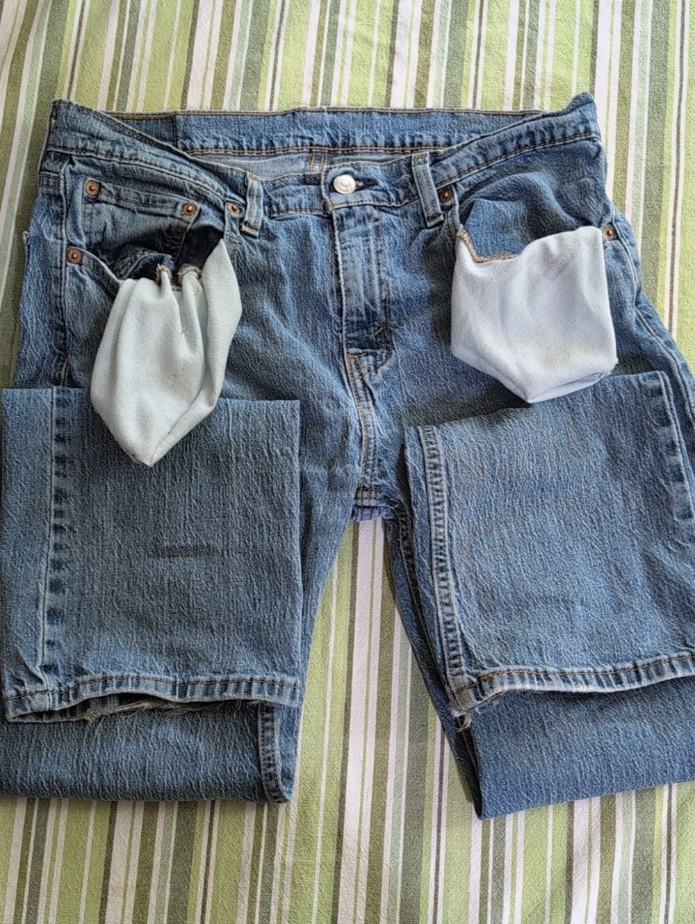 Distressed Men's Levi's Bootcut Jeans 32x32